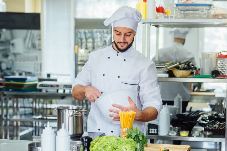 heureux-homme-chef-cuisinier-cuisine-du-restaurant_496169-81